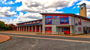 Vorderansicht der Feuerwehr Neuendettelsau inklusive Wagenhalle und Schlauchturm